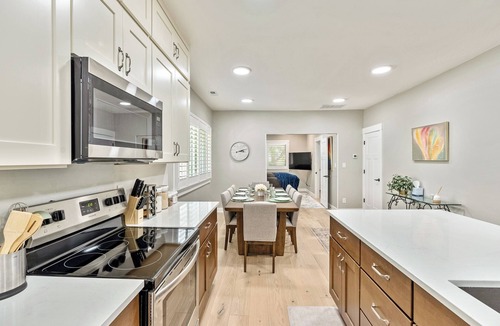 East Central House | 3 Bedroom Home Close to University/Garage