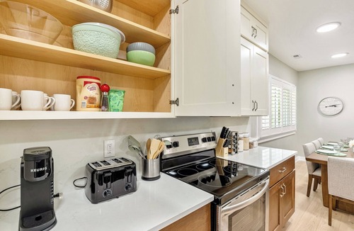 East Central House | 3 Bedroom Home Close to University/Garage