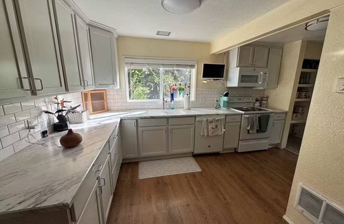 Buena House | 3-bedroom pet-friendly house in the wine country of Yakima