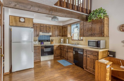 Tennis Village House | 3 Bedrooms plus Loft, SHARC Passes and Hot Tub! 2 Fawn Lane