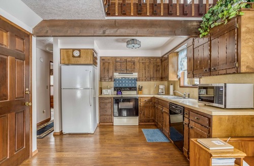 Tennis Village House | 3 Bedrooms plus Loft, SHARC Passes and Hot Tub! 2 Fawn Lane