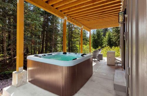 Government Camp House | 3 Br Sleep 8 Hot Tub Fire Pit Stunning Views