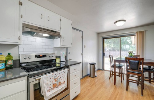 Western House | 3 Mi Dtwn! Eugene Family Retreat w/ Yard & Patio
