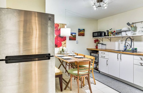 Lair Hill Apartment | 3 Mi to Downtown Portland: Lush Flat w/Fire Pit