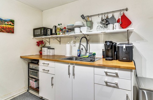 Lair Hill Apartment | 3 Mi to Downtown Portland: Lush Flat w/Fire Pit