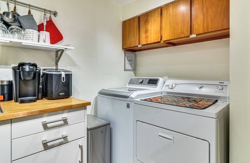 Lair Hill Apartment | 3 Mi to Downtown Portland: Lush Flat w/Fire Pit