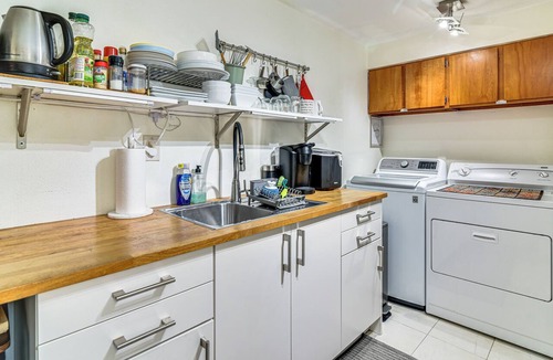 Lair Hill Apartment | 3 Mi to Downtown Portland: Lush Flat w/Fire Pit