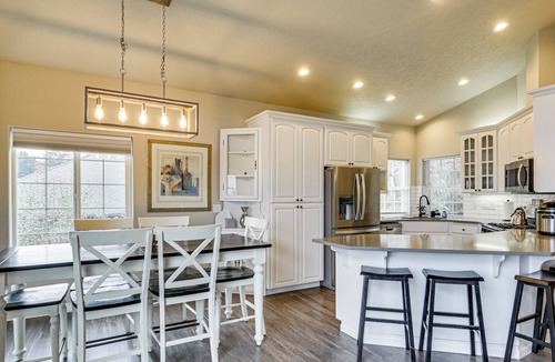 West Salem House | 3 Mi to Dtwn Salem: Cozy Gem w/Sunroom!