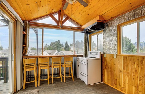 West Salem House | 3 Mi to Dtwn Salem: Cozy Gem w/Sunroom!
