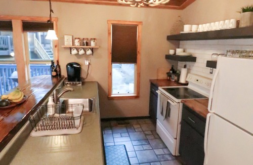 Upper Kingsbury House | 3 min to Boulder Ski Lift! Walk to Hiking trails. Pet friendly.