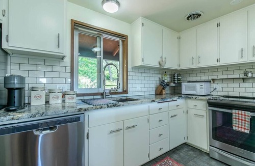 Fairmont House | 3 min to U of O w/amazing views! Central to all!