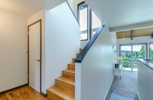 Fairmont House | 3 min to U of O w/amazing views! Central to all!