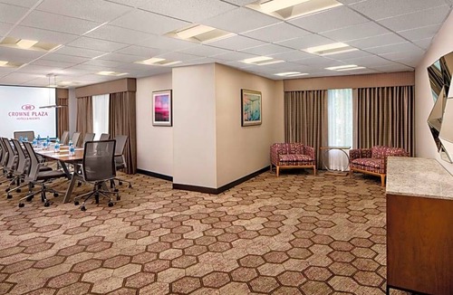 Lake Forest Hotel | 3-Star Hotel ∙ Crowne Plaza Portland - Lake Oswego, an IHG Hotel