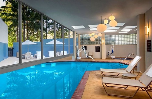 Lake Forest Hotel | 3-Star Hotel ∙ Crowne Plaza Portland - Lake Oswego, an IHG Hotel