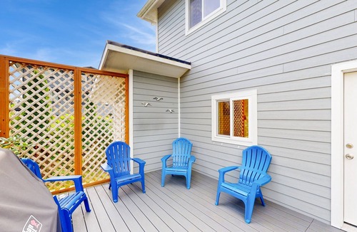 Ilwaco House | 3000 sq ft private home with bay views, pool table, firepit, outdoor bar & grill