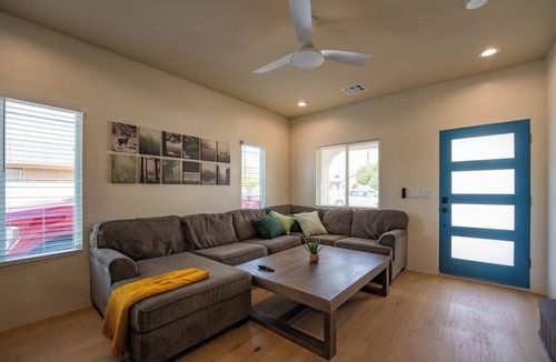 Brawley House | 3bd3ba*Kingbeds*New*75" TV*Full Kitchen*W/D