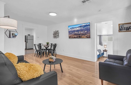 Old Southwest House | 3Bedroom/1.5Bath/Pet Ok/Sleeps9
