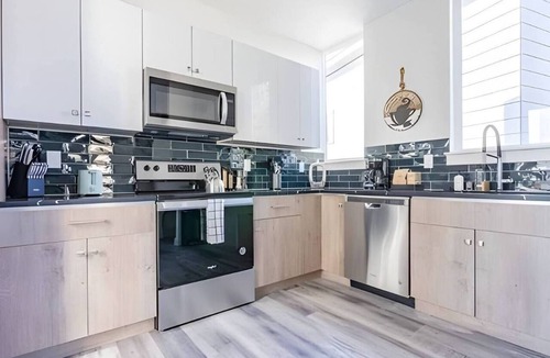 Mid-Beacon Hill Apartment | 3BR Townhouse | Balcony | Seattle | Sophari Home L