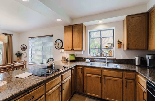 Sunriver Apartment | 3BR Townhouse Near SHARC & Village - Dog Friendly