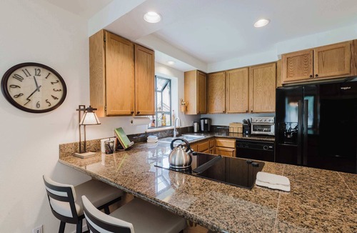 Sunriver Apartment | 3BR Townhouse Near SHARC & Village - Dog Friendly
