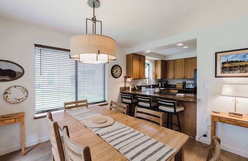 Sunriver Apartment | 3BR Townhouse Near SHARC & Village - Dog Friendly