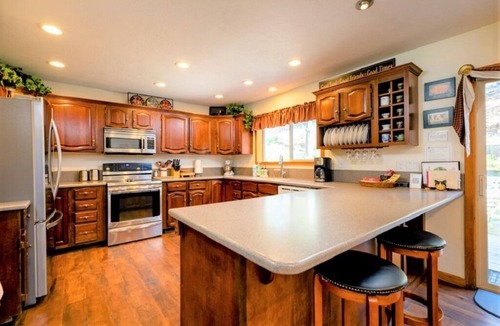 Klamath Falls Cabin | 4,800 sqft Mountain Cabin w Views! Deck Wildlife