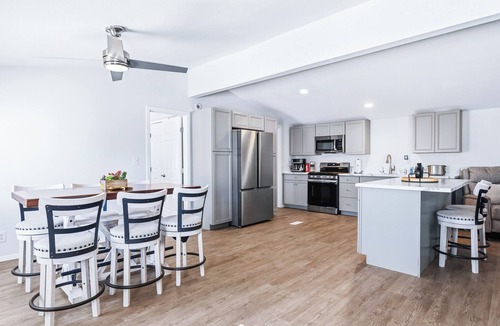 Holiday Shores House | 4 BDR 2 mins from the River- Sleeps 12