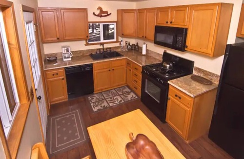 Al Tahoe House | 4 bedroom, 2 bath lodge 1 block to Lake Tahoe - 30 day minimum
