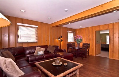 Al Tahoe House | 4 bedroom, 2 bath lodge 1 block to Lake Tahoe - 30 day minimum