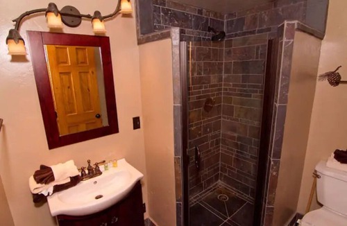 Al Tahoe House | 4 bedroom, 2 bath lodge 1 block to Lake Tahoe - 30 day minimum