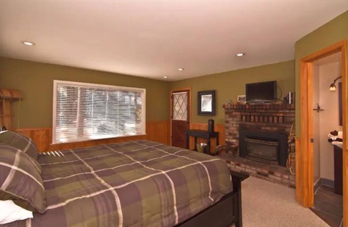 Al Tahoe House | 4 bedroom, 2 bath lodge 1 block to Lake Tahoe - 30 day minimum