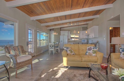 Stanwood House | 4-bedroom house near Stanwood Beach House retreat - right on the water!