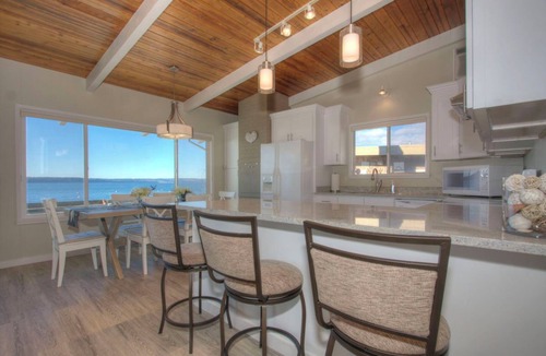Stanwood House | 4-bedroom house near Stanwood Beach House retreat - right on the water!