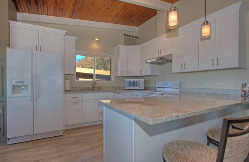 Stanwood House | 4-bedroom house near Stanwood Beach House retreat - right on the water!