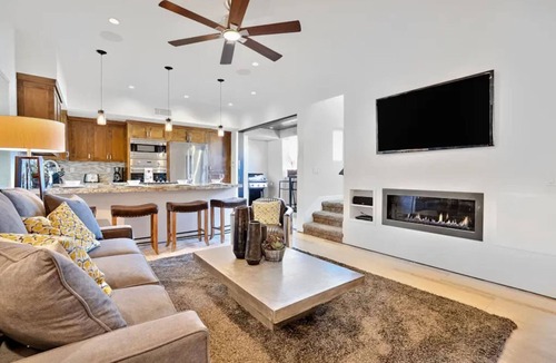 West Newport House | 4 Br Roof Deck Hot Tub Steps to Beach Dining