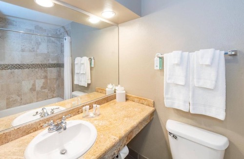 Rancho Santa Fe Hotel | 4 Club-Level Double Queen Room with Golf Views, Pool Access & Elegant Setting