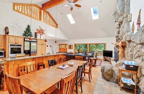 Zigzag Cabin | 4 King Beds + Hot Tub + Game Room Sleeps 12