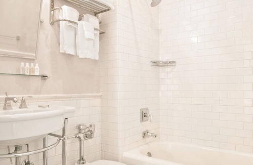Goose Hollow Hotel | 4 Luxe Units | Pets Allowed | Minutes to Int'l Rose Test Garden - 1.6 mi