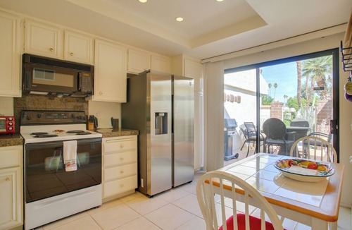 Cathedral City Condo | 4 Mi to Dtwn Palm Springs: Condo w/Pool Access