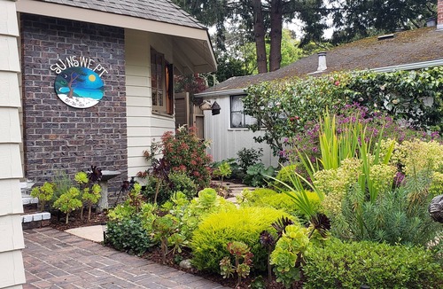 Northwest Carmel House | 4 minute walk to the beach or town!