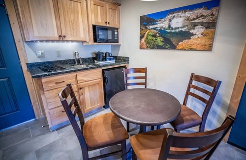Mammoth Lakes Hotel | 4 Relaxing Mountain View Units Near Trails & Mammoth Ski Areas for Getaways!