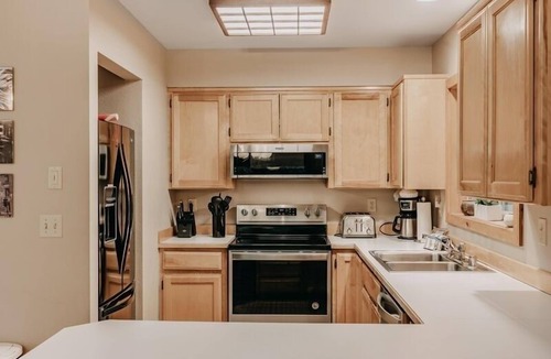 Glacier Cabin | 40sl - Hot Tub - Bbq - Pets Ok - Wifi - Sleeps-8 3 Bedroom Cabin by Redawning