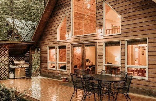 Glacier Cabin | 40sl - Hot Tub - Bbq - Pets Ok - Wifi - Sleeps-8 3 Bedroom Cabin by Redawning