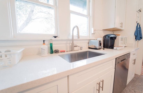 Mosswood Apartment | 425A- Upper 2B1B Unit Gated Parking near Bart & FW, shops and restaurants