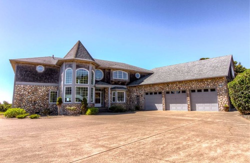 Seal Rock House | 454 m² House ∙ 5 bedrooms ∙ 10 guests