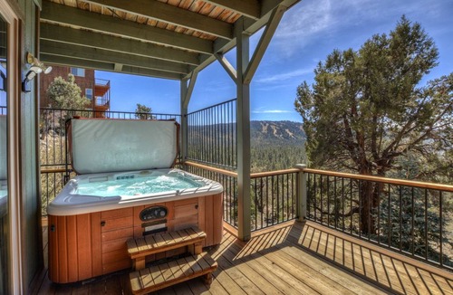 Castle Glen Estates Cabin | 466 m² Cabin ∙ 5 bedrooms ∙ 16 guests