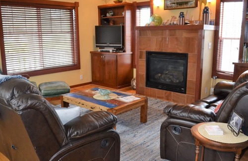 Seaside House | 4B/3.5 Newer Roomy Home, Cozy Fireplace, Close to Town/Beach/Convention Ctr
