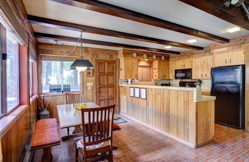 North Wawona Cabin | (4B) Mountain Memory at The Redwoods In Yosemite