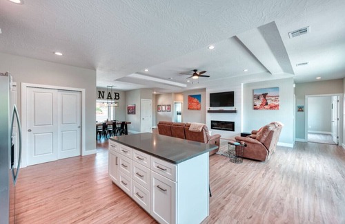 Kanab House | 4BR (3 King beds), Game Room, Views, Murals, Steps to Hiking