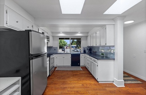 Aloha House | 4BR Extended Stay - Pets Welcome - Single Level - Large Yard - Intel & Nike